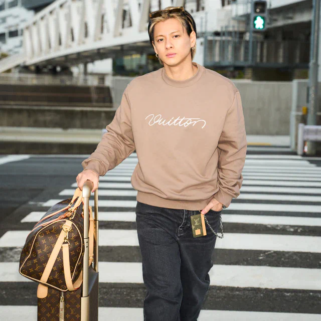 ルイ・ヴィトン 2026秋冬メンズコレクションへ向かう平野紫耀、｢ホライゾン 55｣と｢キーポル·バンドリエール 45｣で仕上げるトラベルルック