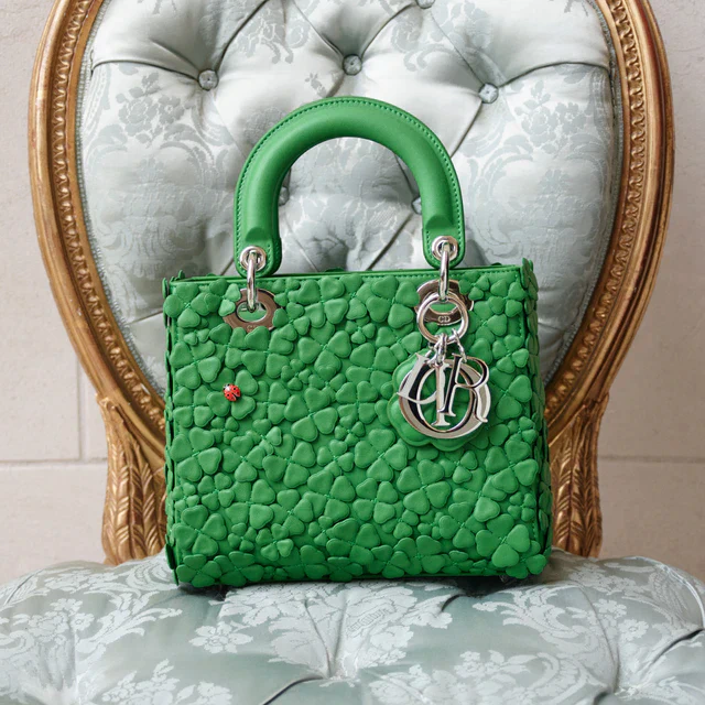 ディオール ジョナサン・アンダーソン初コレクション記念、ル ボン マルシェに「コリフィシェ」ボックスを再解釈したポップアップ