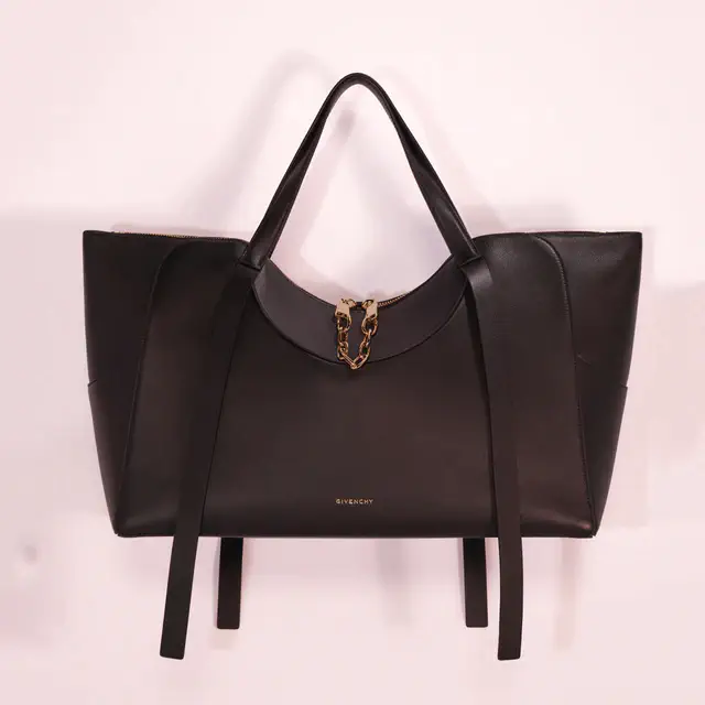 ジバンシィ 新作バッグ「ザ・スナッチ」、身体に沿う曲線美とレザーの緊張感で語る親密なスタイル