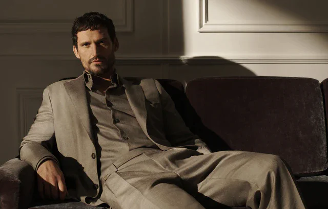 ブリオーニ2026年春夏広告キャンペーン、ローマの静寂とソフトスエードジャケットが導く気品あるスタイル