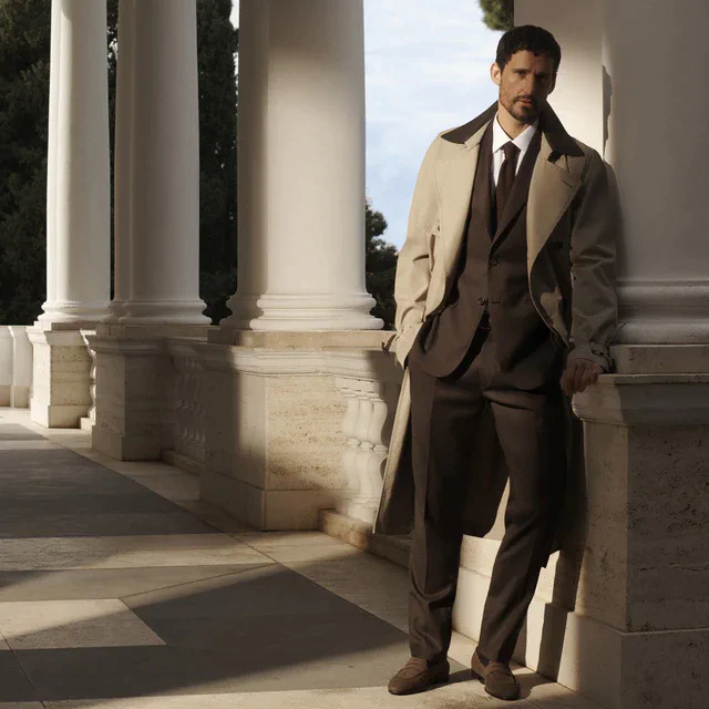 ブリオーニ 2026年春夏キャンペーン、ローマの静寂とソフトスエードジャケットが導く気品あるスタイル