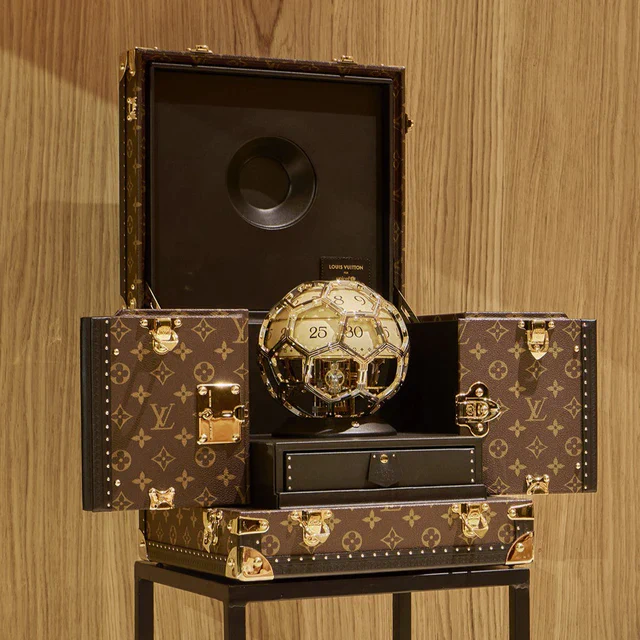 ルイ・ヴィトン UNICEFパートナーシップ10周年を記念したタイム・オブジェと特注トランクが2026秋冬メンズショーに登場