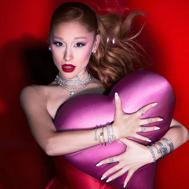 スワロフスキーのバレンタイン、アリアナ・グランデと彩る「Charming Love」チャームコレクション