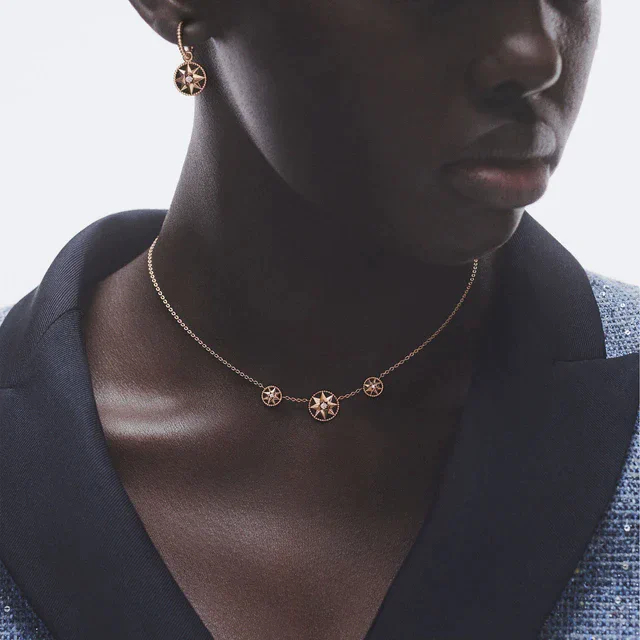 ディオール「ローズ デ ヴァン」新作、アトリエのサヴォワールフェールが導く運命と星のファインジュエリー