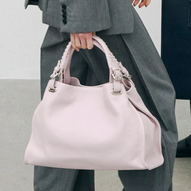 土屋鞄「クラルテ」に春色シェルピンク登場、数量限定ホワイトサンドもそろう新カラーバッグコレクション