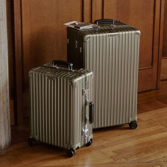 リモワ「CLASSIC」に新色チタニウムが登場、アップデートされた旅スタイルとタイムレスなアルミニウムボディ