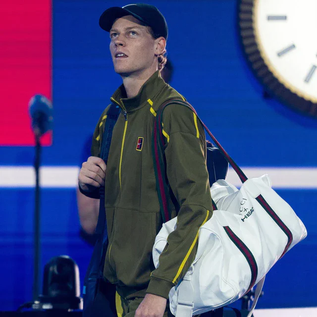 グッチ ヤニック シナーのカスタムバッグが輝く全豪オープン、ソン・ウェイロンが「ラ ファミリア」で体現した都会派スタイル