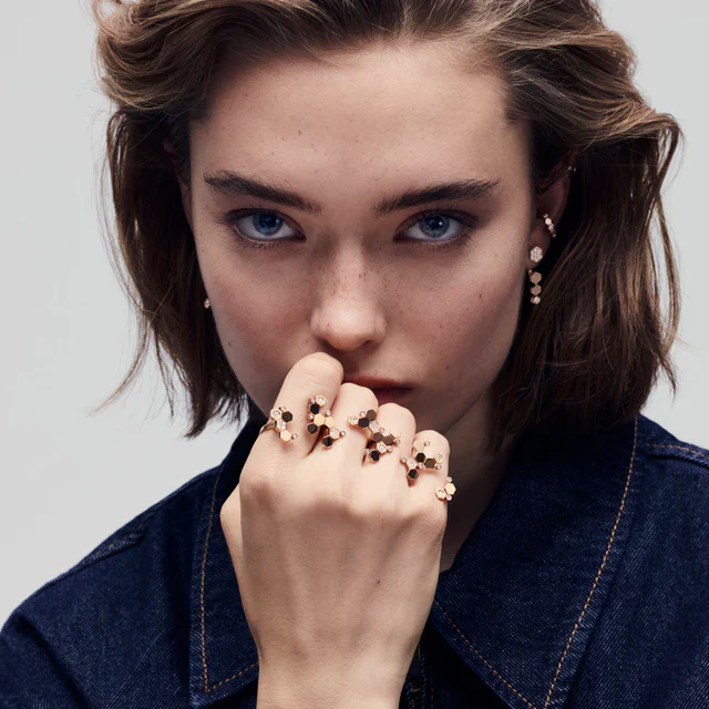 ショーメ「ビー ドゥ ショーメ」新作ジュエリー、ミツバチが運ぶ幸福をまとえるタイムレスなコレクション