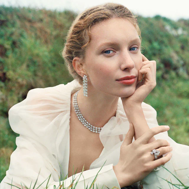 ヴァン クリーフ＆アーペル 「ブークル ソリティア」、パーマネント コレクションに昇華したリボンモチーフの新たな物語