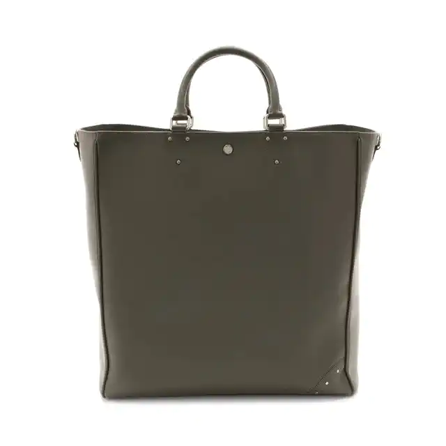 グローブ・トロッターのバレンタインギフト、ハート型レザーチャームが添う特別ピンバッジキャンペーン