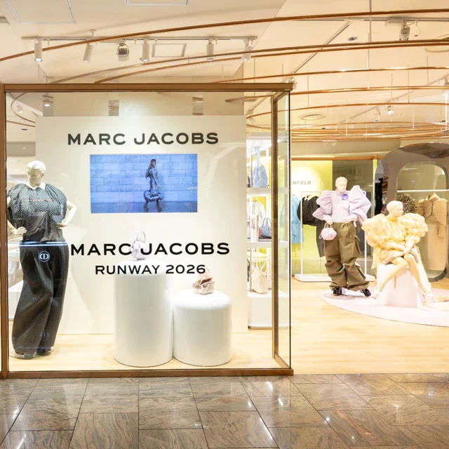 マーク ジェイコブス 伊勢丹新宿店限定RUNWAY 2026コレクション、BABBIコラボも登場