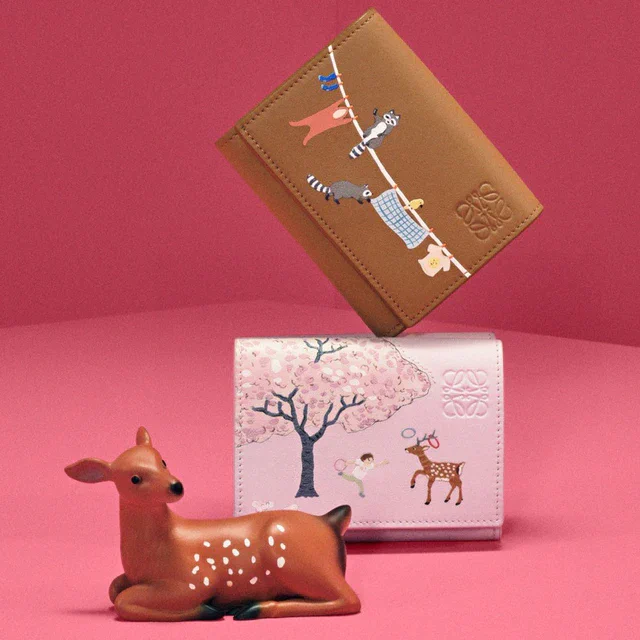ロエベ 京都発「スナ・フジタ」と紡ぐ、シカとアライグマが桜の下で遊ぶ春のカプセルコレクション