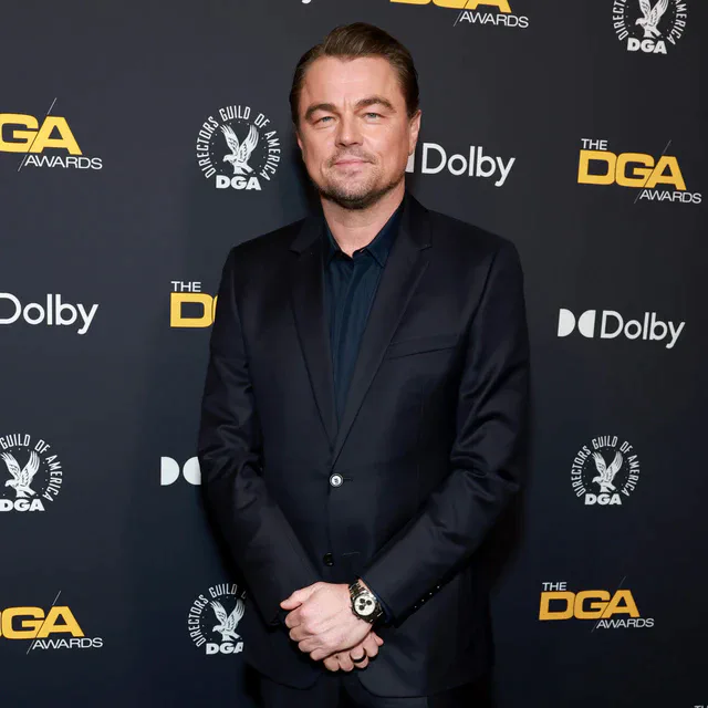 ディオールのネイビースーツを纏うレオナルド・ディカプリオ、第78回全米監督協会賞授賞式レッドカーペットルック