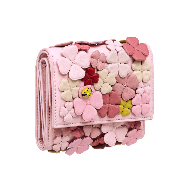 ディオール 四つ葉のクローバーとてんとう虫が彩る、日本限定の春ウォレット