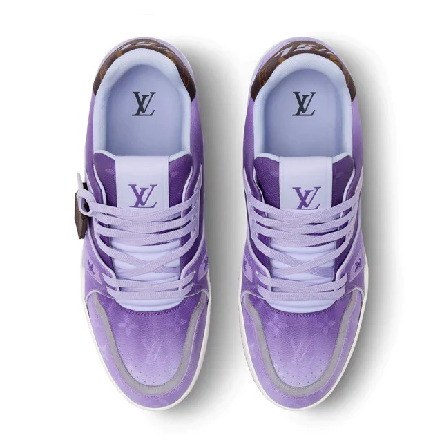 ルイ・ヴィトン モノグラム・パターンで刷新されたメンズスニーカー、「LV ティルテッド」と「LV トレイナー」