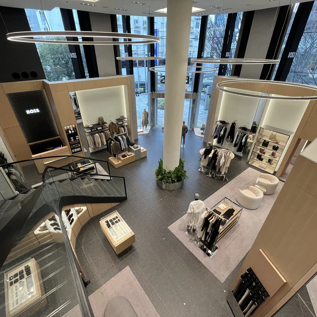 BOSS 六本木ヒルズ店がリニューアルオープン、光あふれる2フロアで最新春夏コレクションと新しいBOSSスタイルを体感