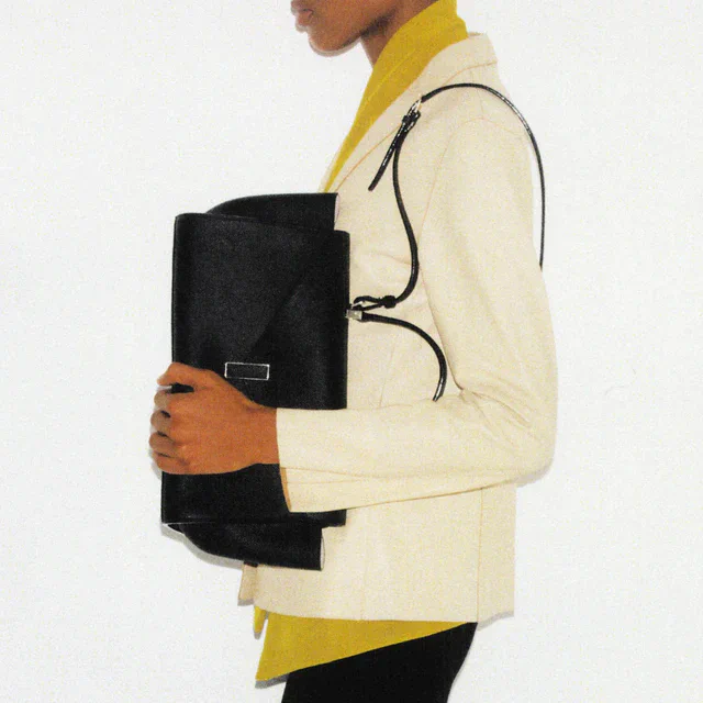 ヴァレクストラが銀座三越でポップ アップ ストア開催、イジィデ15周年と新作バッグが彩るミラノのクラフツマンシップ