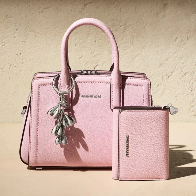 マイケル・コース 日本限定「ラッキーチャーム カプセル」で、春色レザー小物とLAILAを提案