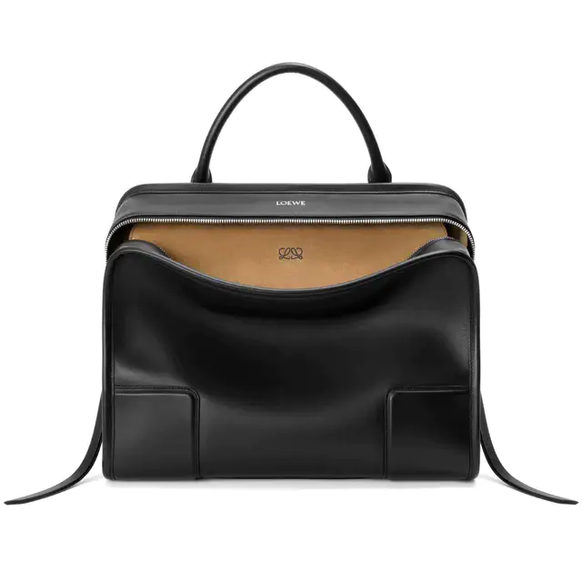 ロエベ「アマソナ180」デビュー、伊勢丹新宿店でバッグとウェアが並ぶ2026春夏ポップアップ