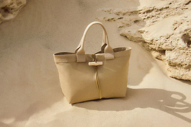 ロンシャンの新作「ローング」、馬術由来のフォルムで“現代のパリジェンヌ”の夏スタイルを更新