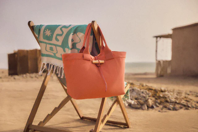 ロンシャン「ローング」と夏バッグ新作、パリからビーチへつながるサマーワードローブガイド