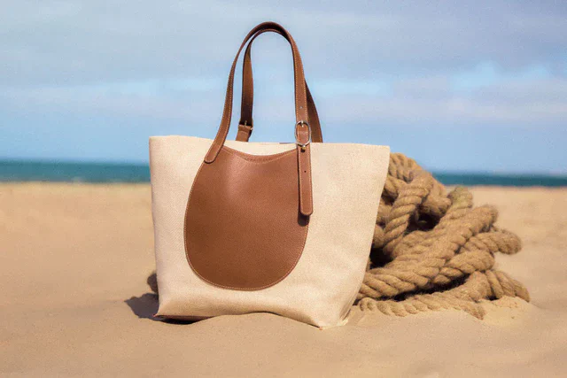 ロンシャン「ローング」登場、馬術にインスパイアされたレザーバッグで楽しむパリ×ビーチスタイル