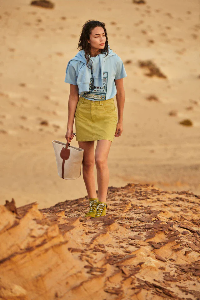 ロンシャン「ローング」、馬術とサーフカルチャーが出会う“現代のパリジェンヌ”のためのバッグ物語