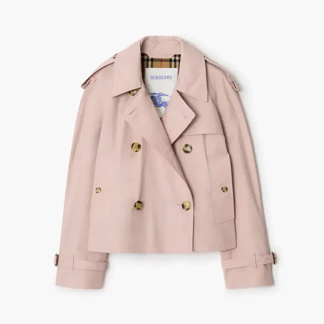 バーバリー 伊勢丹新宿店にてティム・ウォーカー撮影によるトレンチコートの肖像画展とカスタマイズ体験が実現