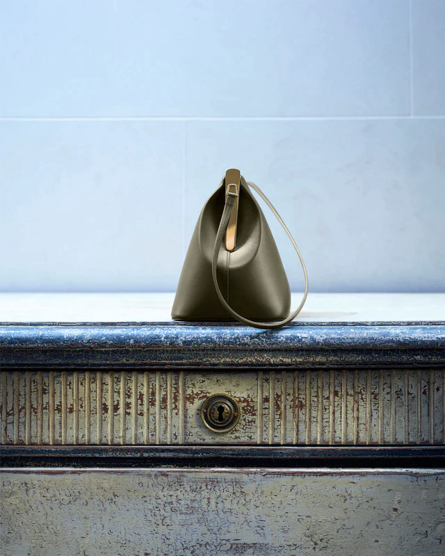 アダム リペスが贈る初のレザーグッズ、フランスの職人技が宿る、究極のミニマリズムをその手に