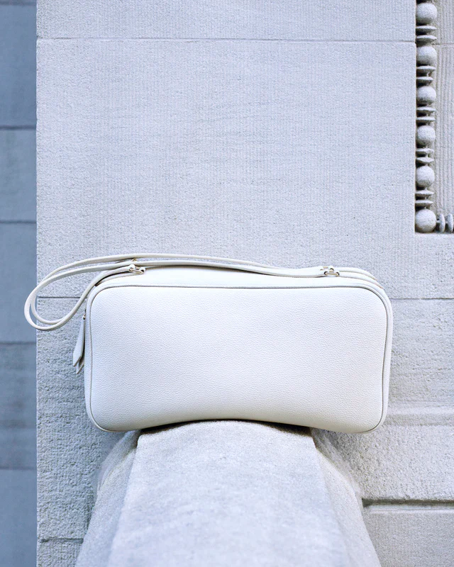 洗練を極めた一枚革の誘惑、アダム リペス、18Kゴールドが輝く新作バッグコレクションの全貌