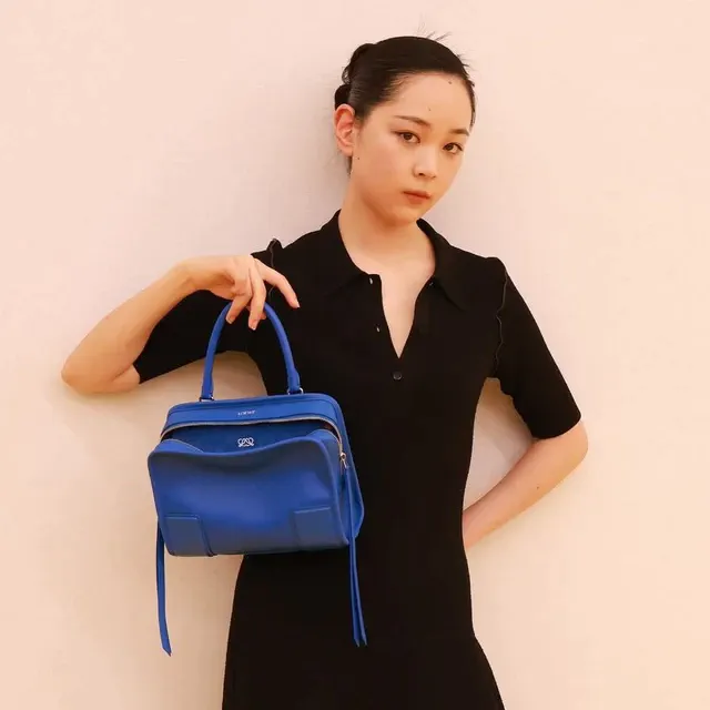 ロエベ の最新ショーに中野有紗が登場、パリの古城を舞台に描かれる新たなモード