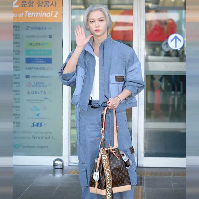 ルイ・ヴィトン Stray Kids フィリックス、ノエを肩に添えた現代的エアポートスタイル