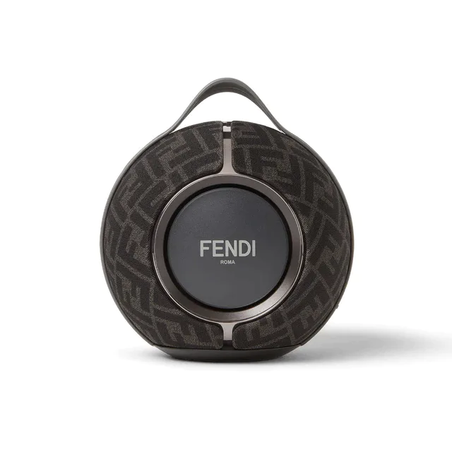 フェンディ モードと音響工学の融合、デビアレとの共作による限定ポータブルスピーカーを発売