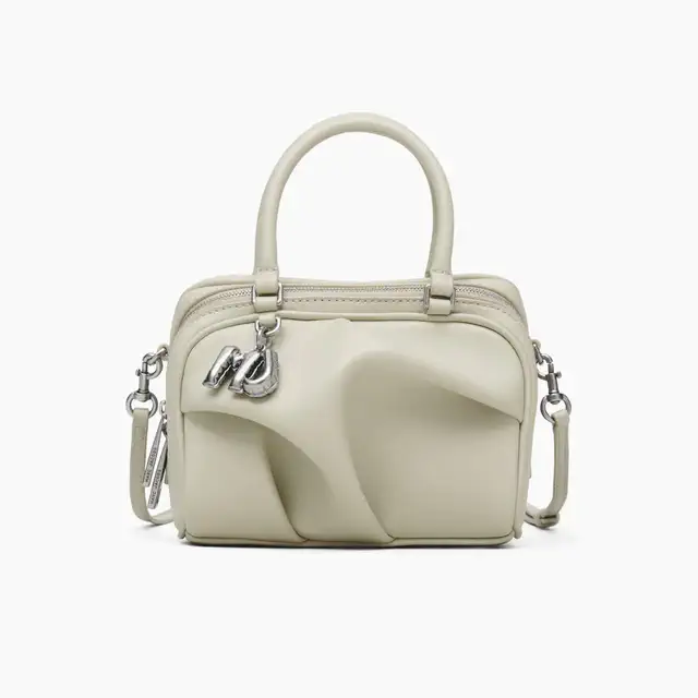 マーク ジェイコブス 曲線美とラムレザーが織りなす新アイコン、最新作「THE WAVE」を解説