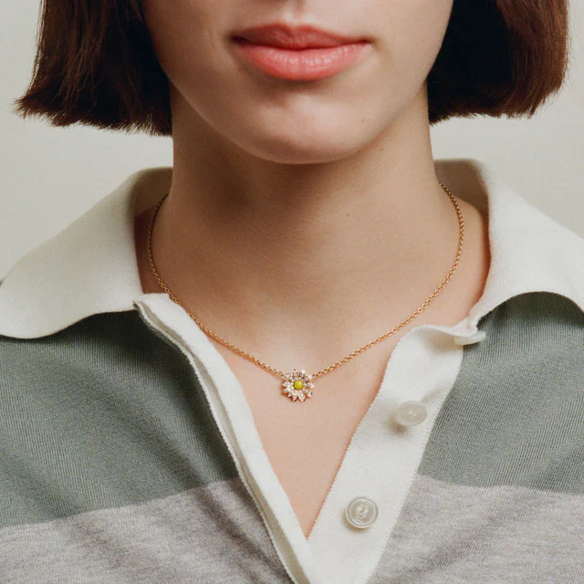 ディオールから届いた「ディオレット」の新コレクション、色鮮やかな森の物語をデコルテに