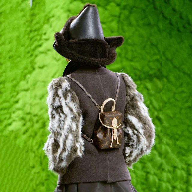 ルイ・ヴィトン パリのルーヴルを舞台に、自然界の造形美を宿した2026秋冬ウィメンズショー