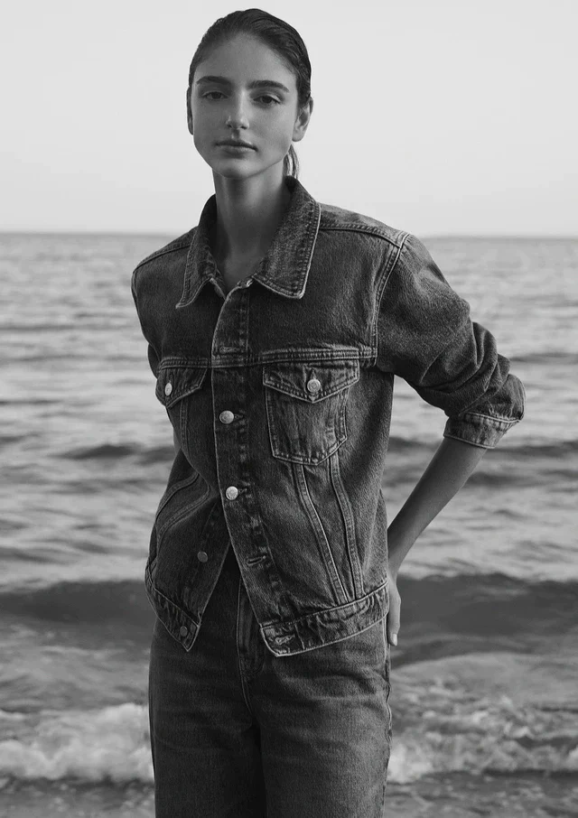 1981年の衝撃を現代の洗練へ、エンポリオ アルマーニが贈る時代を超越した5ポケットデニム