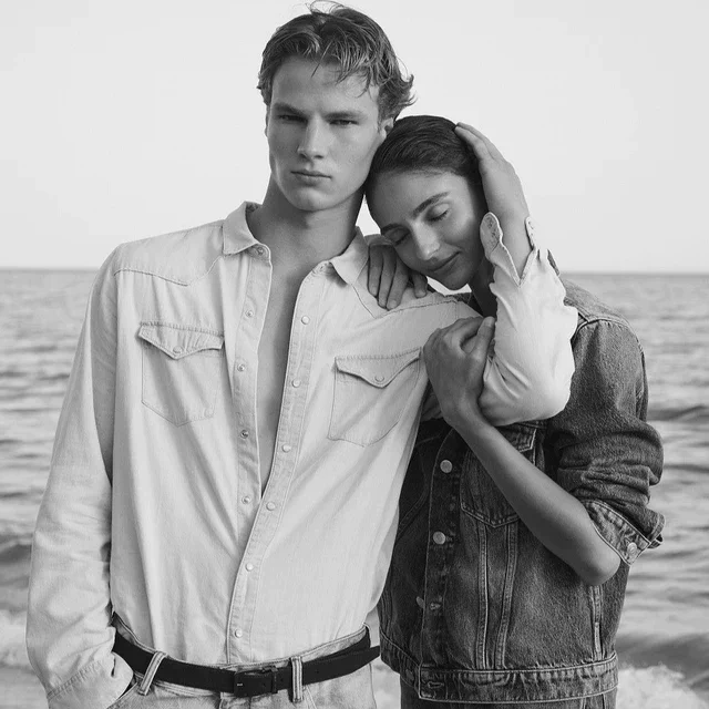 エンポリオ アルマーニ贈るデニムの再定義、伝説のアルマーニ ジーンズを現代の感性で纏う