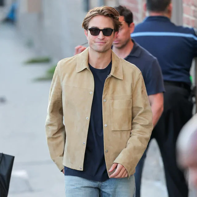 ディオールを着用したロバート・パティンソン、上質なレザーオーバーシャツが描く大人の余裕