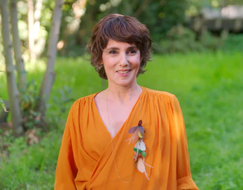 シャルロット・ガストーの筆致が描く現代の楽園、ヴァン クリーフ＆アーペルと祝う生命の鼓動