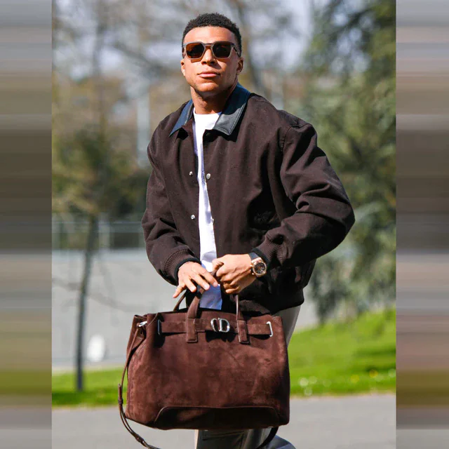 ディオールの品格を体現するキリアン・エムバペ、ノルマンディバッグを携えクレールフォンテーヌへ