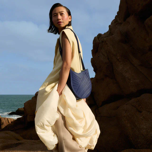 美しき日本の海を纏う、カミーユ・フォルネ、2026年春夏コレクションが提示する優雅な色彩の物語