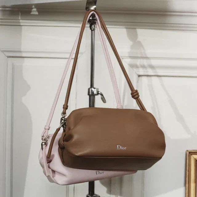 ディオール 新作ポーチとバケットバッグ、遊び心と気品が宿る逸品