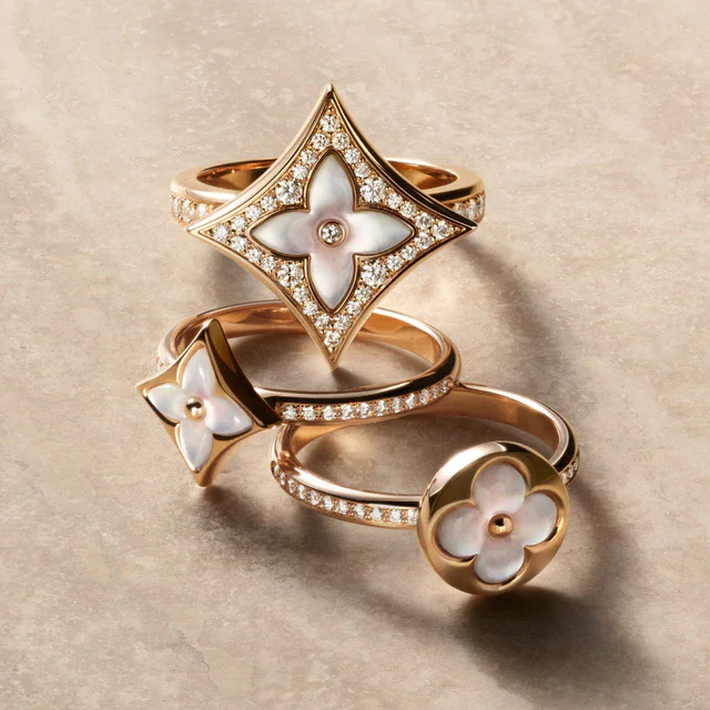 ルイ・ヴィトン 130周年のモノグラムを祝う「カラー ブロッサム」新作、深淵なる青とパヴェの煌めき