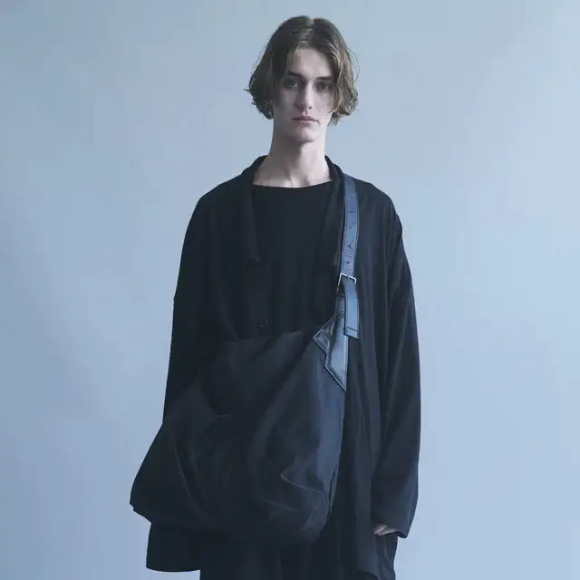 ヨウジヤマモト discord Yohji Yamamoto のアイコンバッグに、上質なイタリア製ナイロンの新作バッグが登場