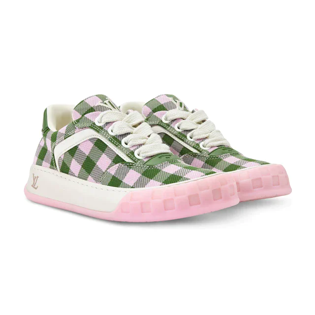 ルイ・ヴィトン 春のスタイルを引き立てる、モノグラム・デニムとフラワー刺繍が彩る新作メンズスニーカー