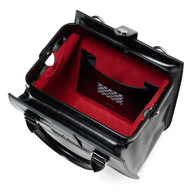 鮮烈な赤と艶やかな黒のコントラスト、PORTER BUS GIRLが魅せるドラマチックな世界観