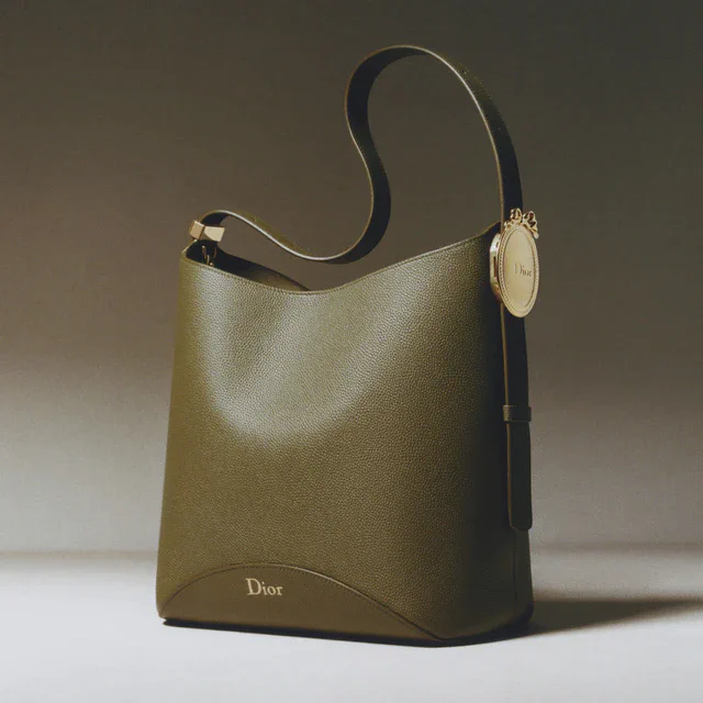 ディオールの新アイコン、リボンの再解釈が光る「ディオール メダリオン」バッグ
