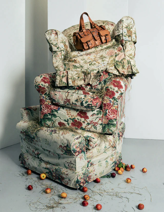 名品「ピカデリー」が待望の再登場、マルベリーの精神を纏うエフォートレスな旅の装い