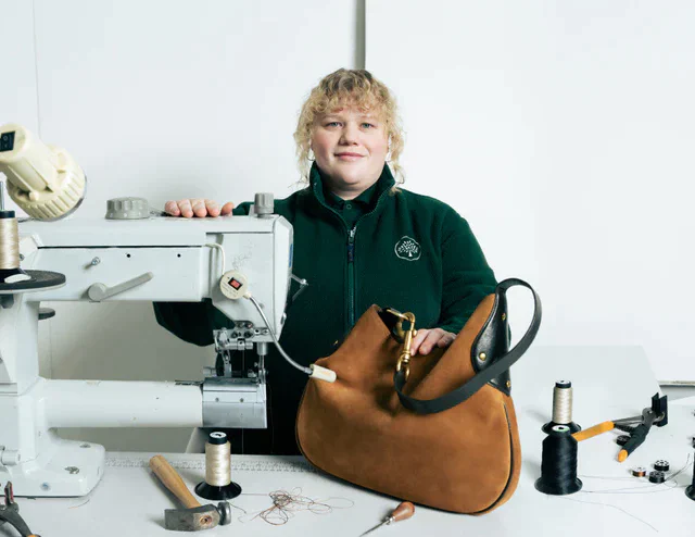 職人の鼓動が宿るマルベリーの新章、サマセットのアトリエから届いた「Rooted in Craft」